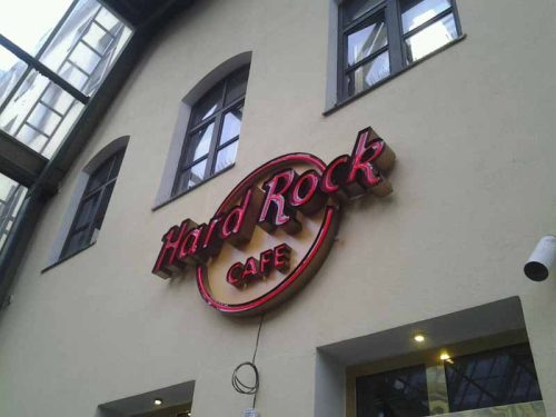 Hard Rock Cafe Helsinki, innerbelyst formpressad akryl, SKYLTiDEAL_1