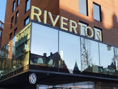 Hotel Riverton Fasadskylt_SKYLTiDEAL galleri 2020