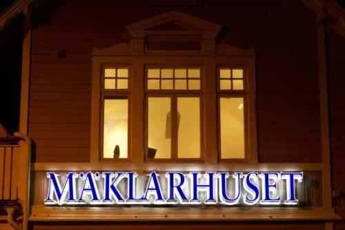 Mäklarhuset, Neon, Reflektorplåt, Profil 5, Profil 3, Monterad på ram, SKYLTiDEAL_1